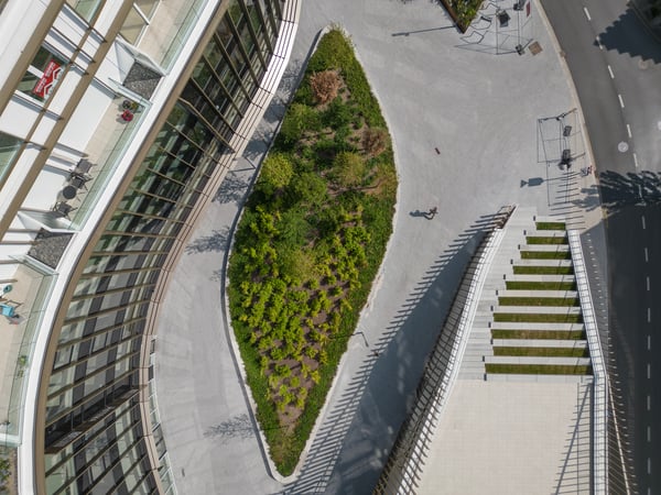 Open binnentuin met groen.