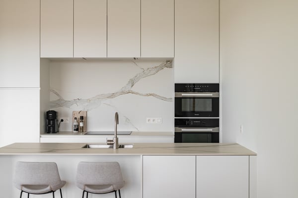 Luxueus afgewerkte keukens met kookeiland.